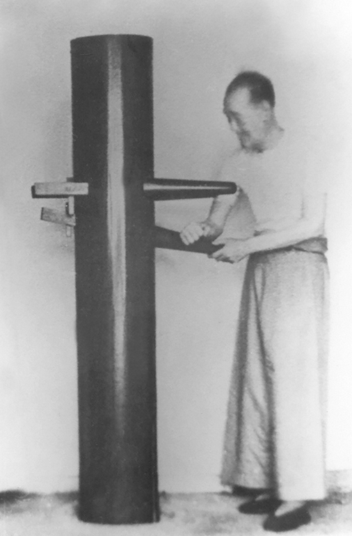 Photo de Nguyen Te Cong travaillant au mannequin de bois